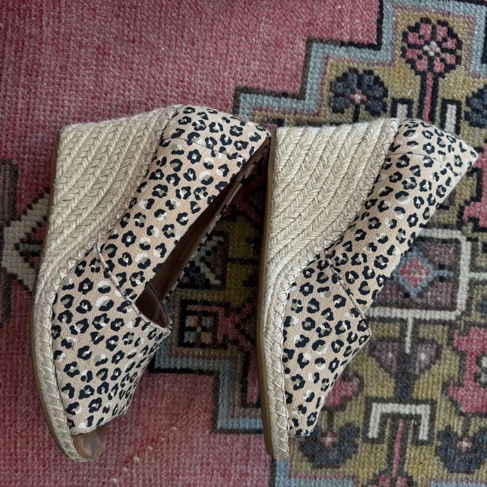 TOMS Michelle Cheetah Peep Toe Espadrille Wedges Size 9.5 Slip On Sandals Womens - Picture 6 of 8